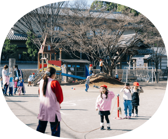 登園　着替え・外遊び